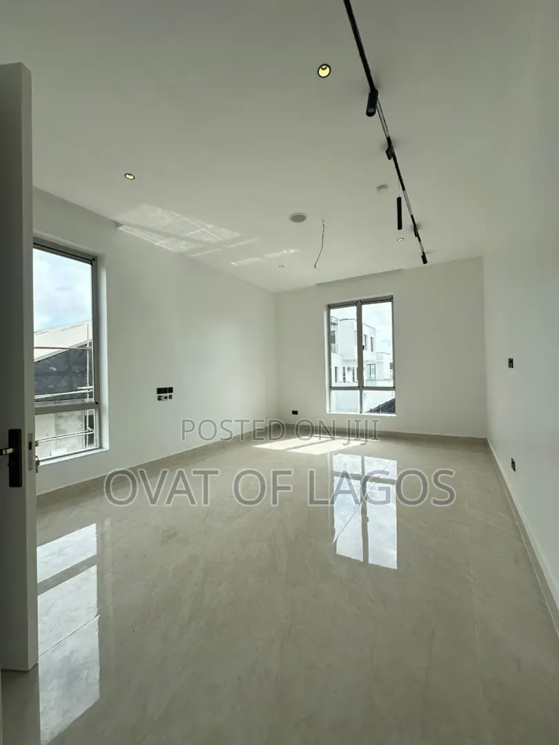 6bdrm Duplex in Banana Island for sale