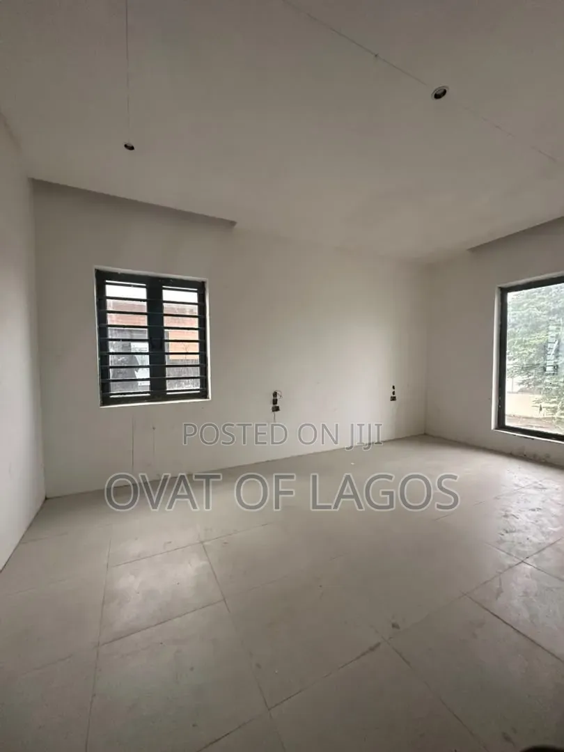 6bdrm Duplex in Pinnock, Osapa london for sale