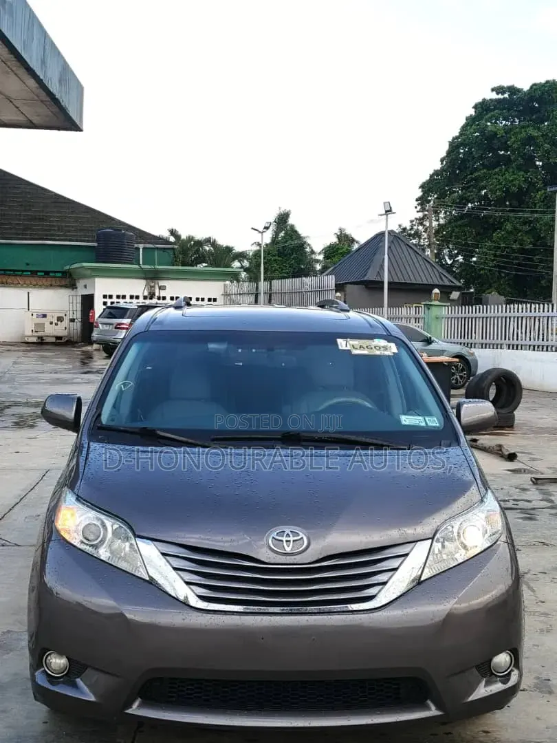 Toyota Sienna XLE 7 Passenger Mobility 2011 Gray