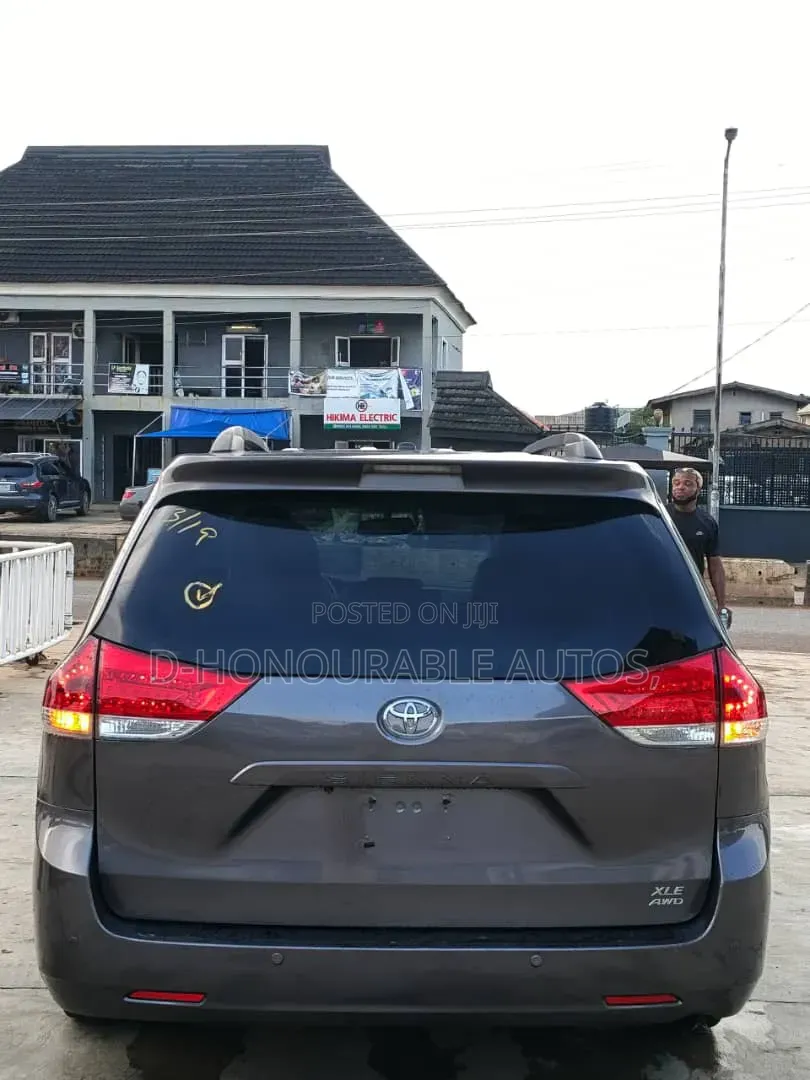 Toyota Sienna XLE 7 Passenger Mobility 2011 Gray