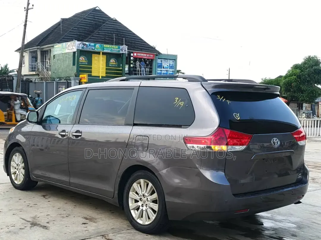 Toyota Sienna XLE 7 Passenger Mobility 2011 Gray