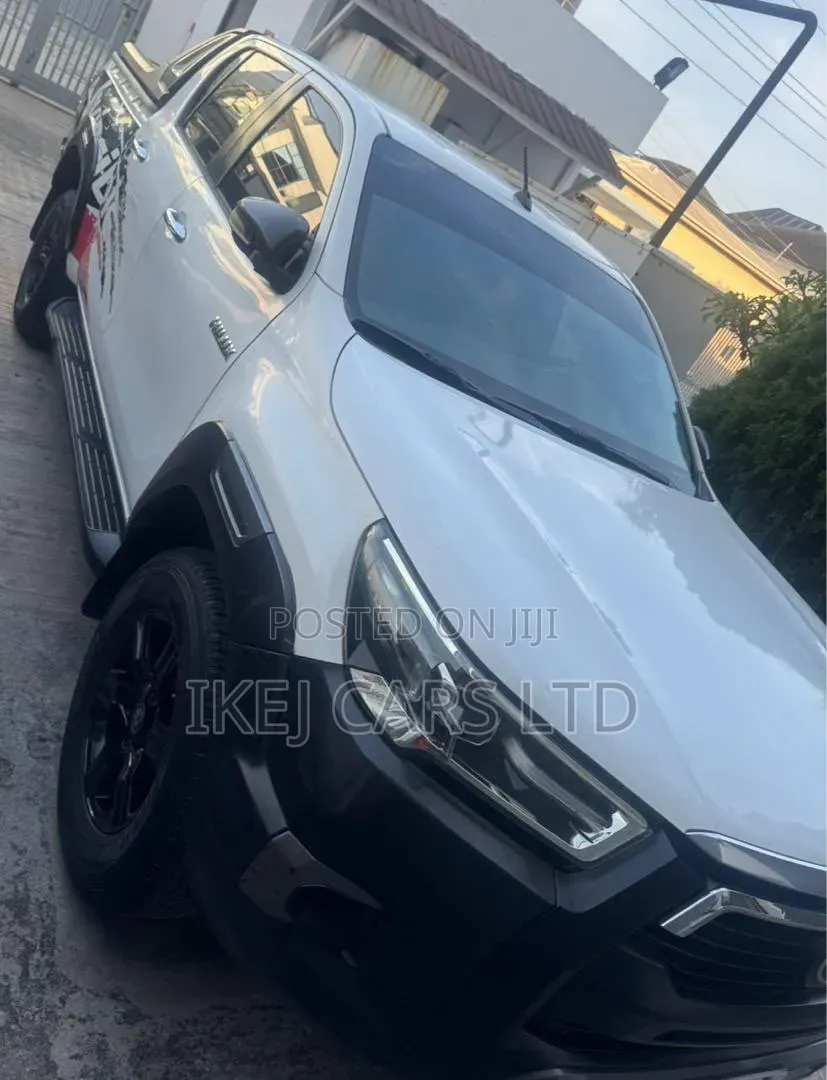 Toyota Hilux 2018 White