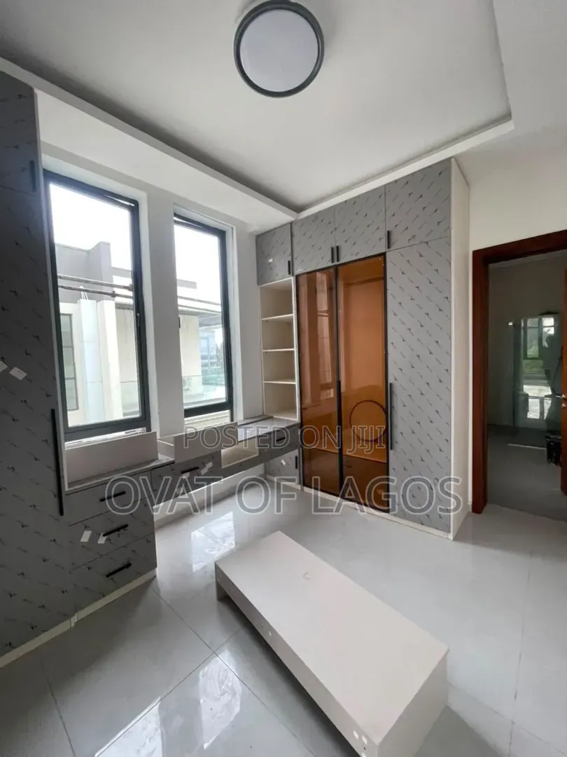 5bdrm Duplex in Banana Island for sale