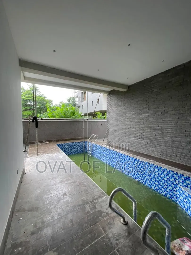 5bdrm Duplex in Banana Island for sale