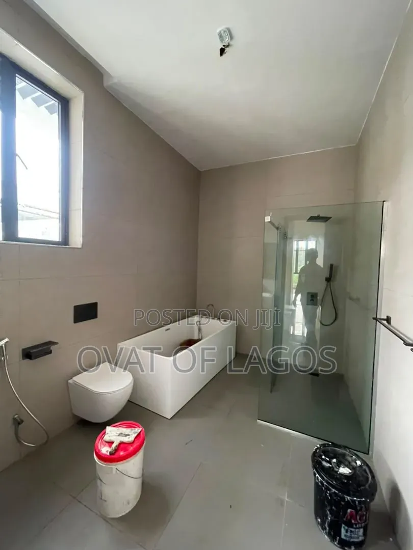 5bdrm Duplex in Banana Island for sale