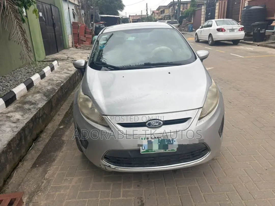 Ford Focus SE Hatchback FWD (2.0L 4cyl 5M) 2012 Silver
