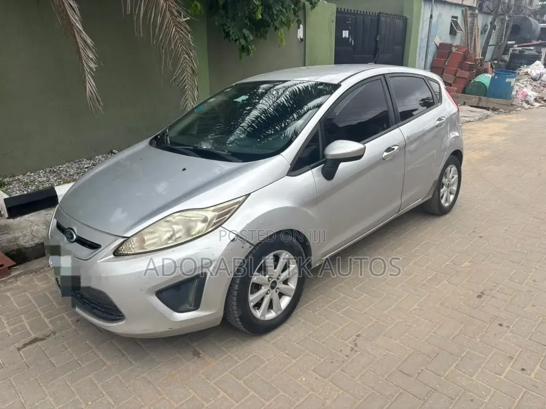 Ford Focus SE Hatchback FWD (2.0L 4cyl 5M) 2012 Silver