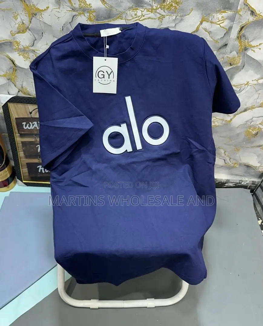 Casual, Short-Sleeve Crewneck T-Shirts Featuring Embossed Chest Graphi