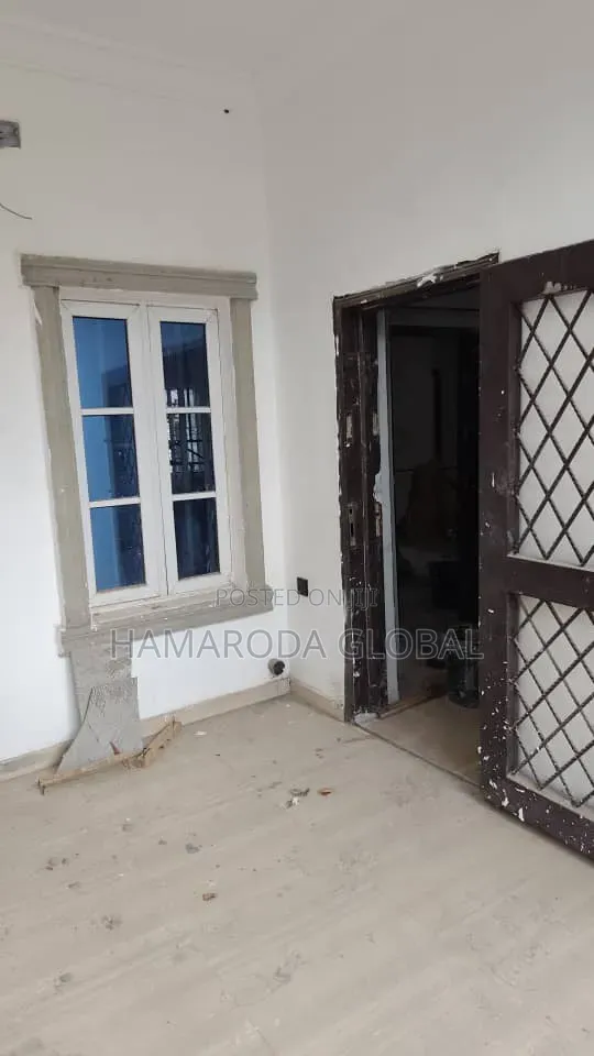 8 Bedroom Block of Flats in Igando