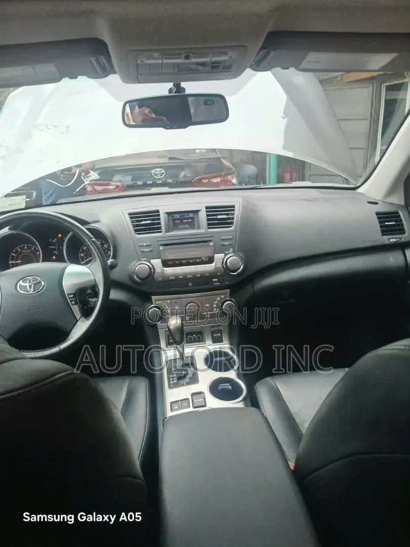 Toyota Highlander SE 2011 Gray