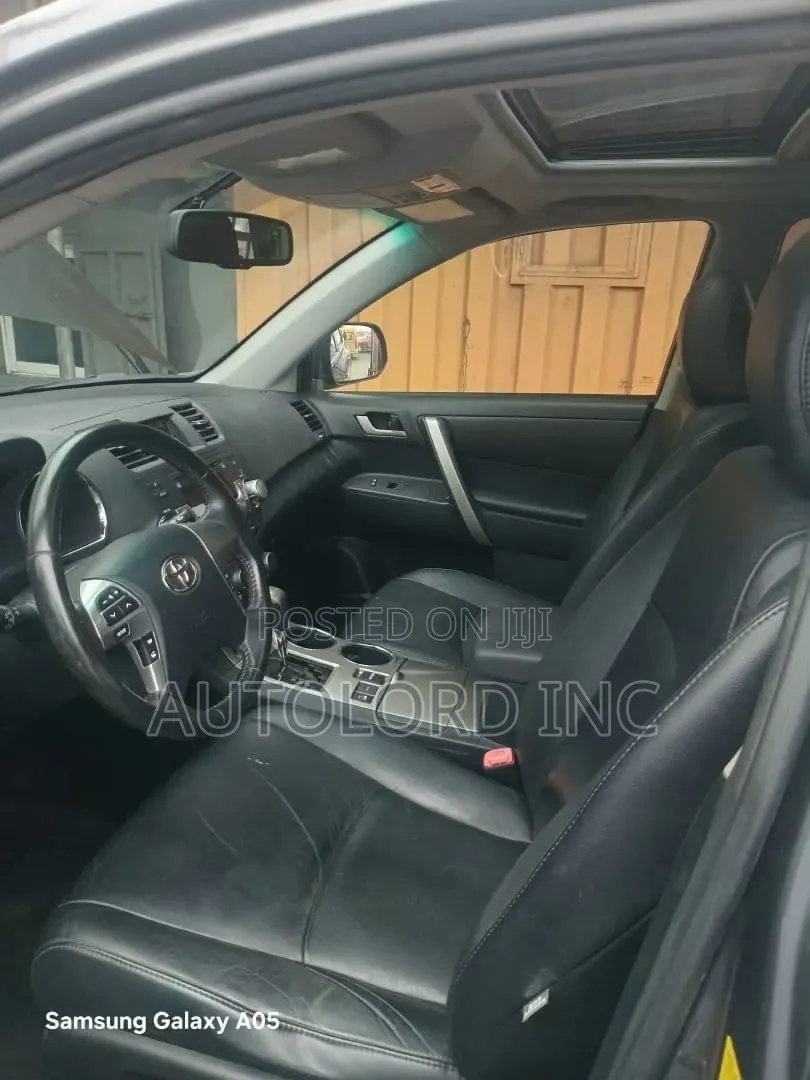 Toyota Highlander SE 2011 Gray