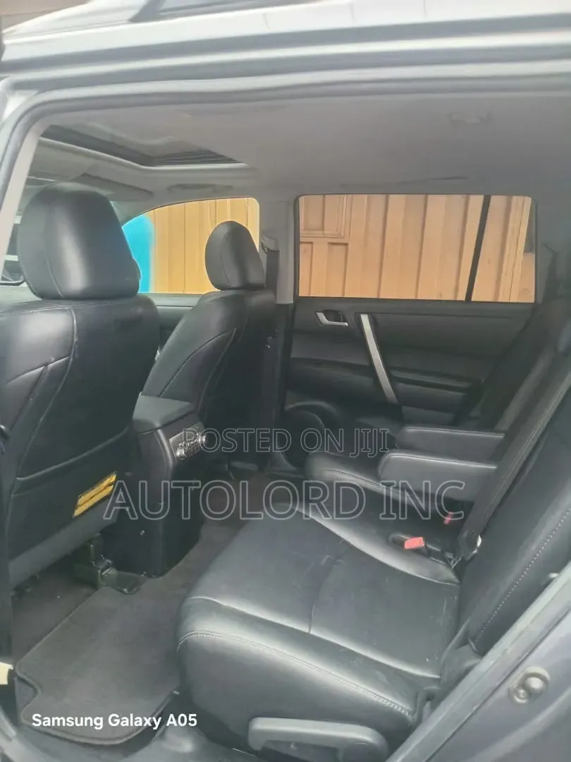 Toyota Highlander SE 2011 Gray