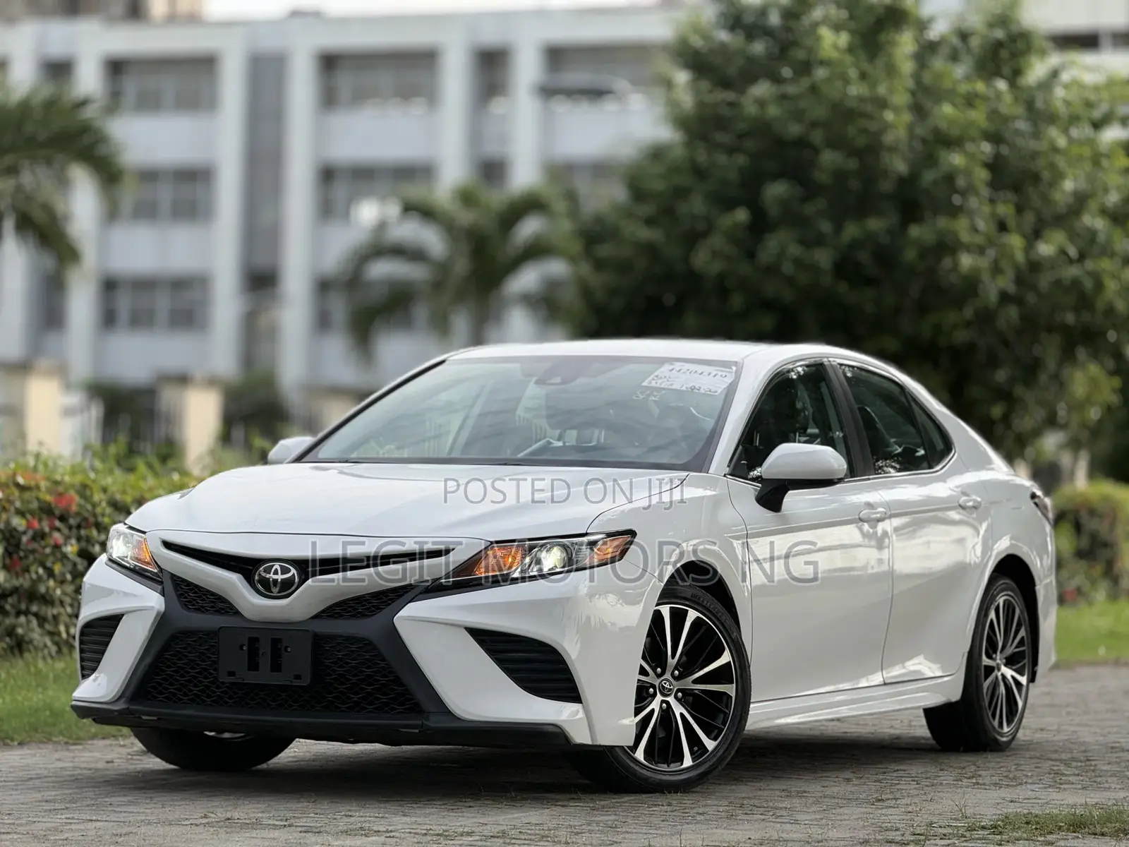 Toyota Camry SE (2.5L 4cyl 8A) 2019 White