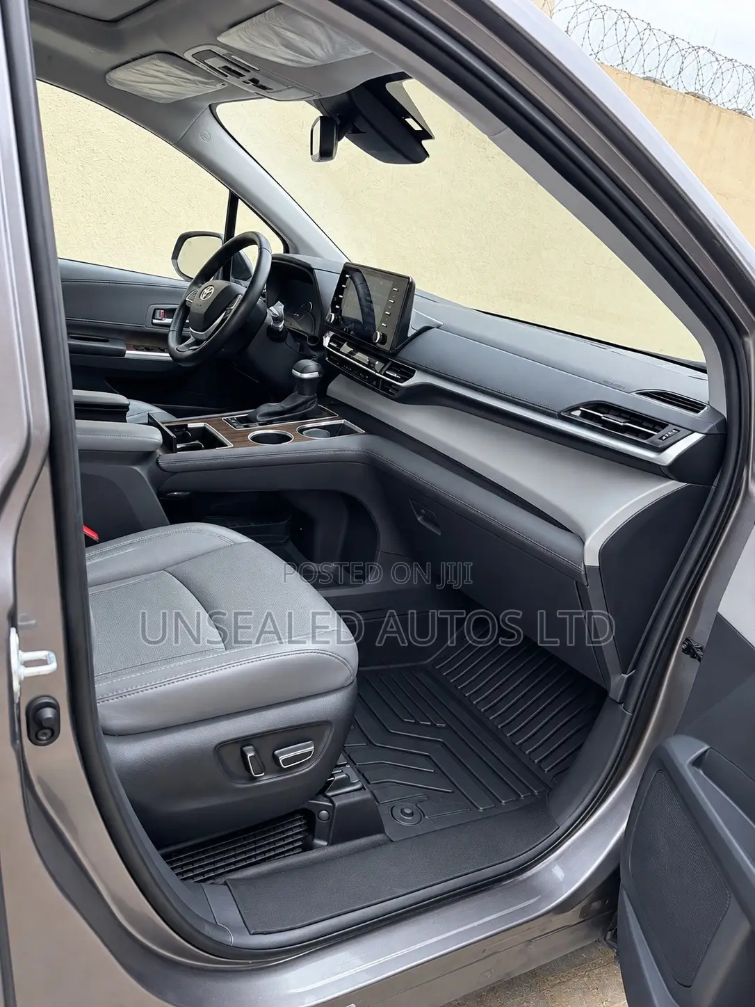 Toyota Sienna XLE FWD 7-Passenger 2023 Gray