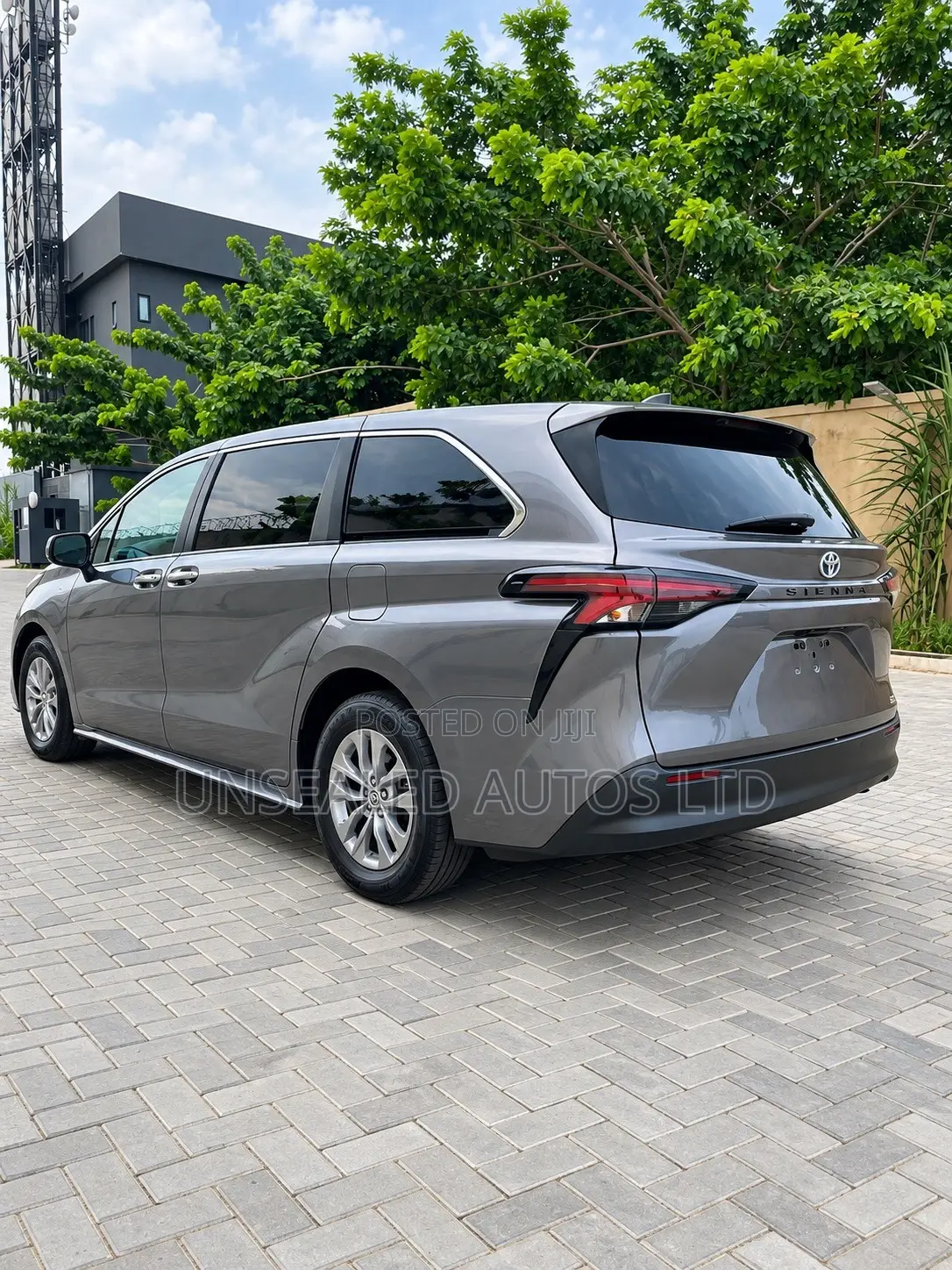 Toyota Sienna XLE FWD 7-Passenger 2023 Gray