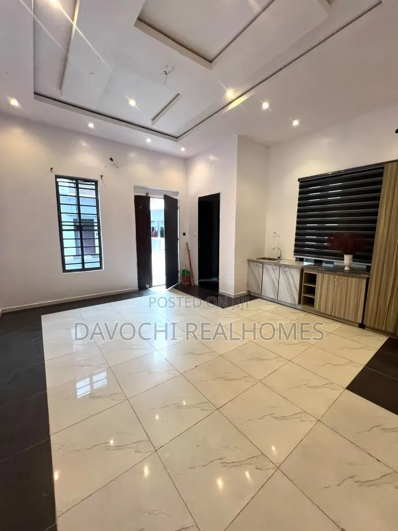 Mini Flat in Chevron for rent