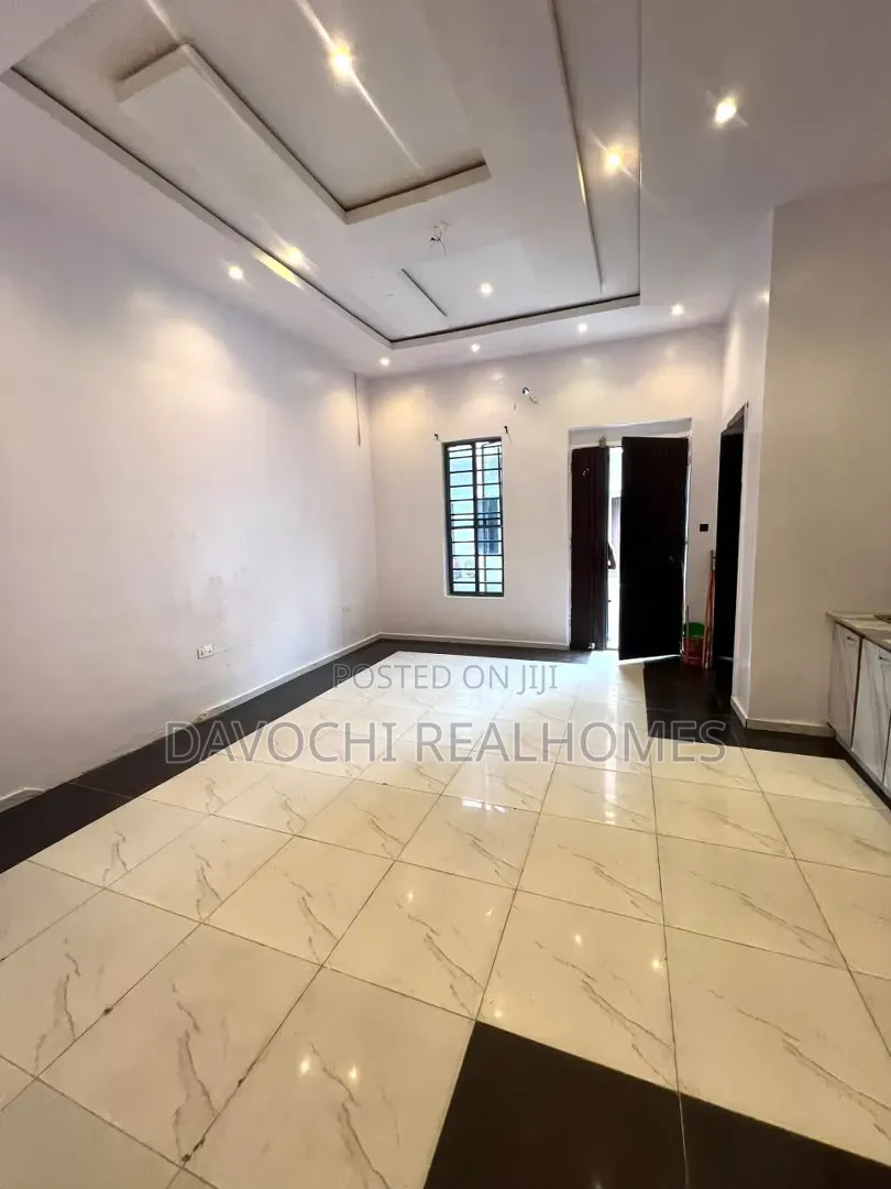 Mini Flat in Chevron for rent