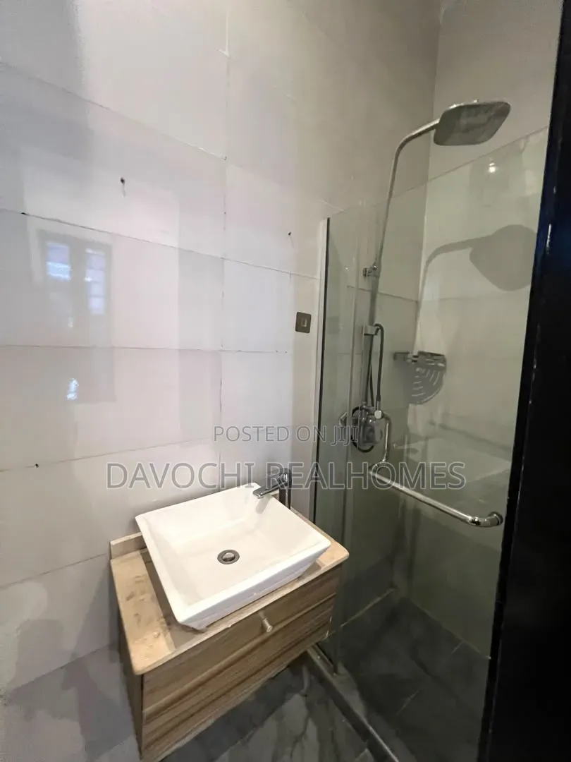 Mini Flat in Chevron for rent