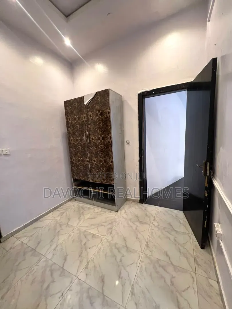 Mini Flat in Chevron for rent