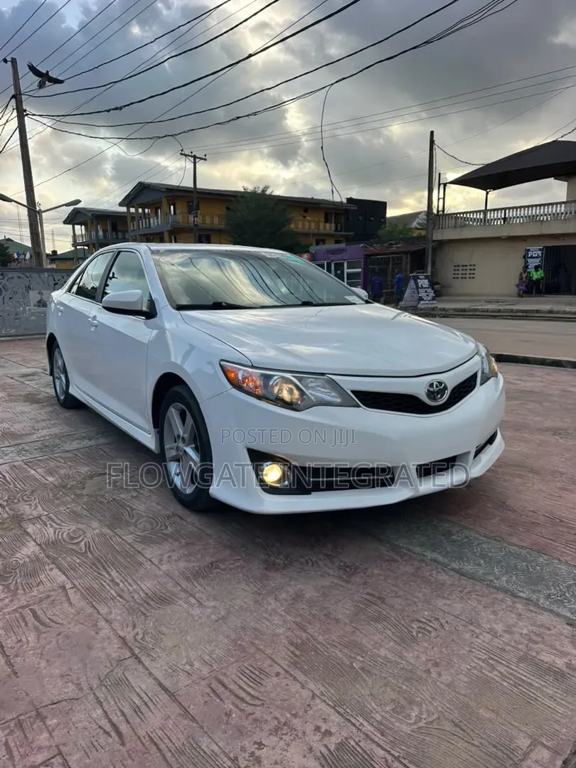 Toyota Camry SE 4dr Sedan (2.5L 4cyl 6A) 2012 White
