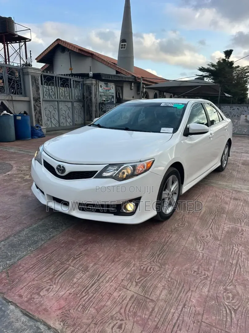 Toyota Camry SE 4dr Sedan (2.5L 4cyl 6A) 2012 White