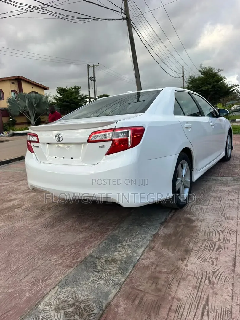 Toyota Camry SE 4dr Sedan (2.5L 4cyl 6A) 2012 White