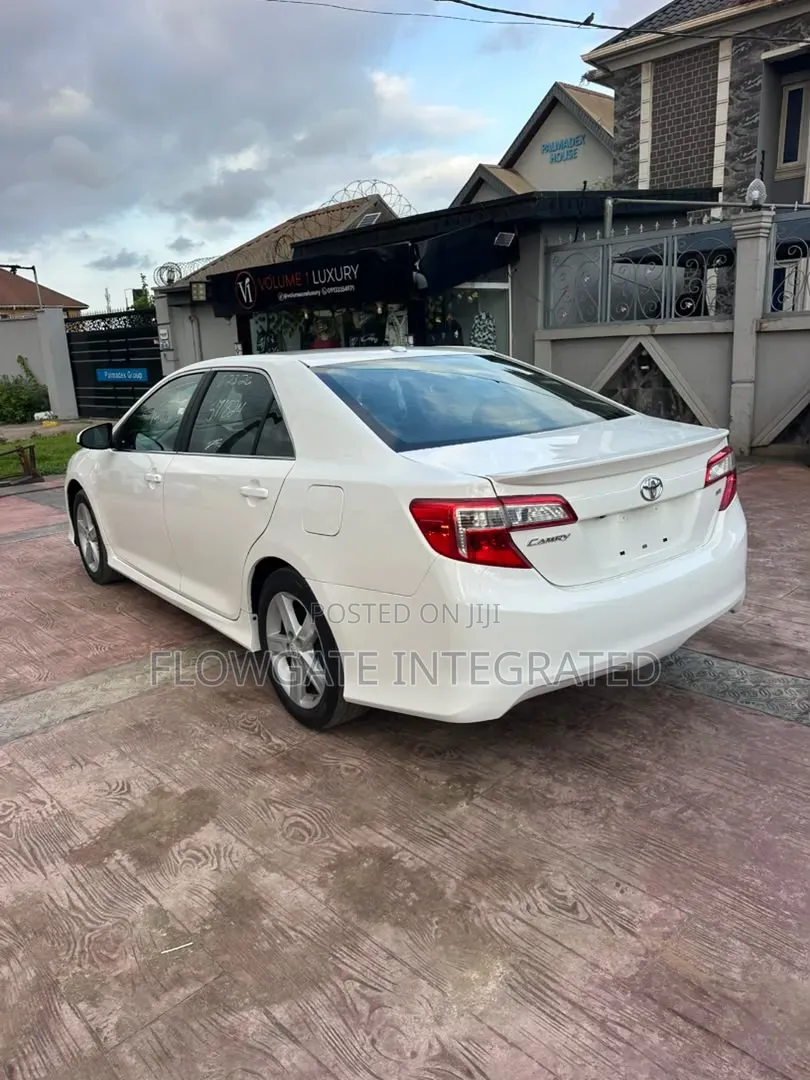 Toyota Camry SE 4dr Sedan (2.5L 4cyl 6A) 2012 White