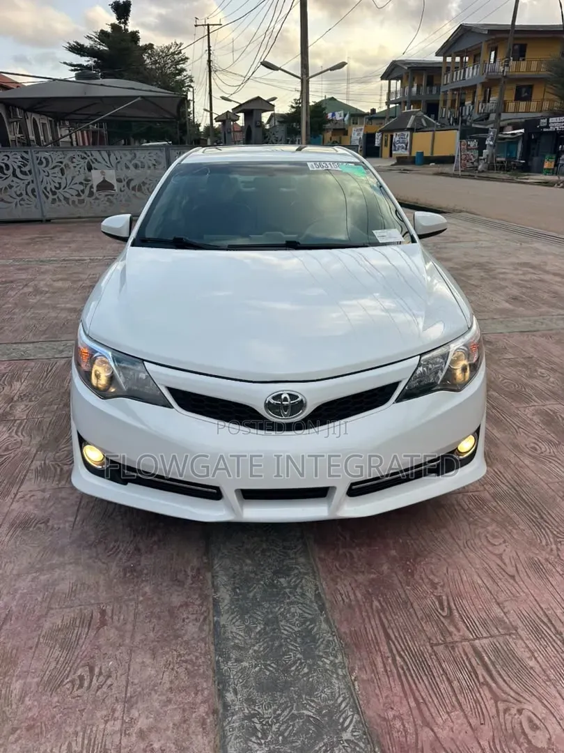Toyota Camry SE 4dr Sedan (2.5L 4cyl 6A) 2012 White