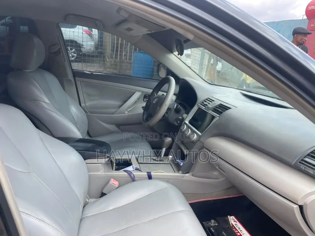 Toyota Camry LE 4dr Sedan (2.5L 4cyl 6AM) 2010 Gray