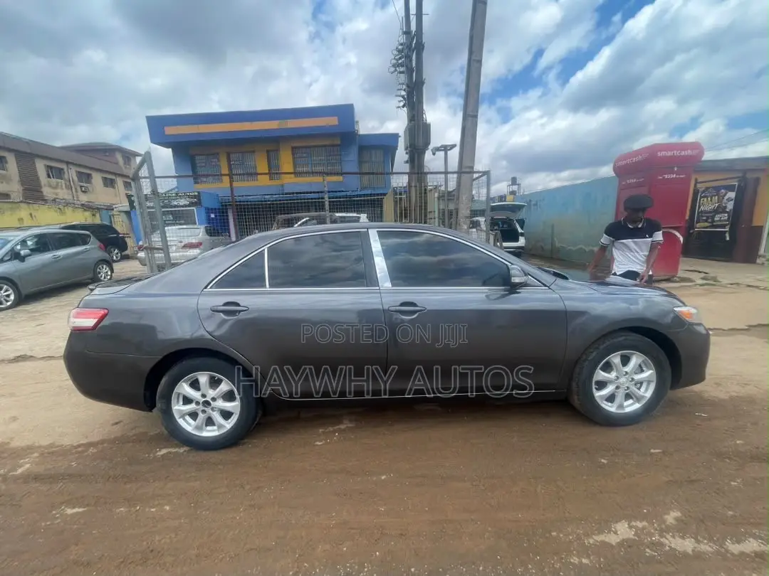 Toyota Camry LE 4dr Sedan (2.5L 4cyl 6AM) 2010 Gray
