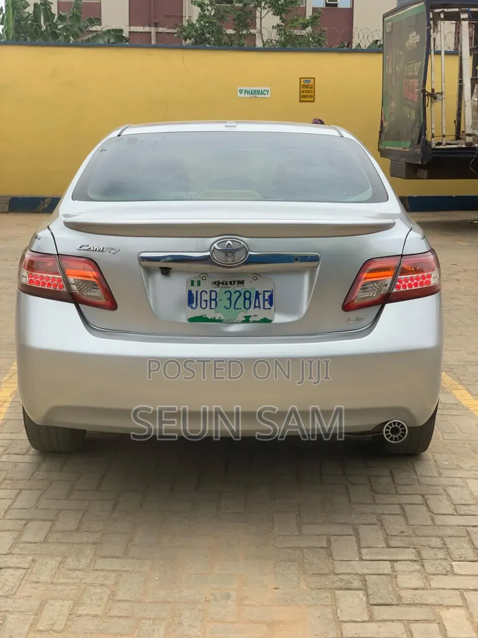 Toyota Camry LE 4dr Sedan (2.5L 4cyl 6AM) 2010 Silver