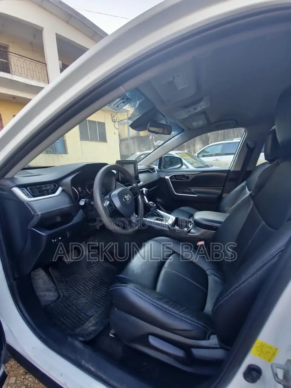 Toyota RAV4 LE AWD 2019 Off white
