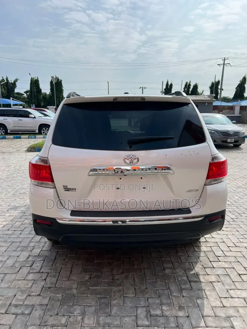 Toyota Highlander SE 2012 White