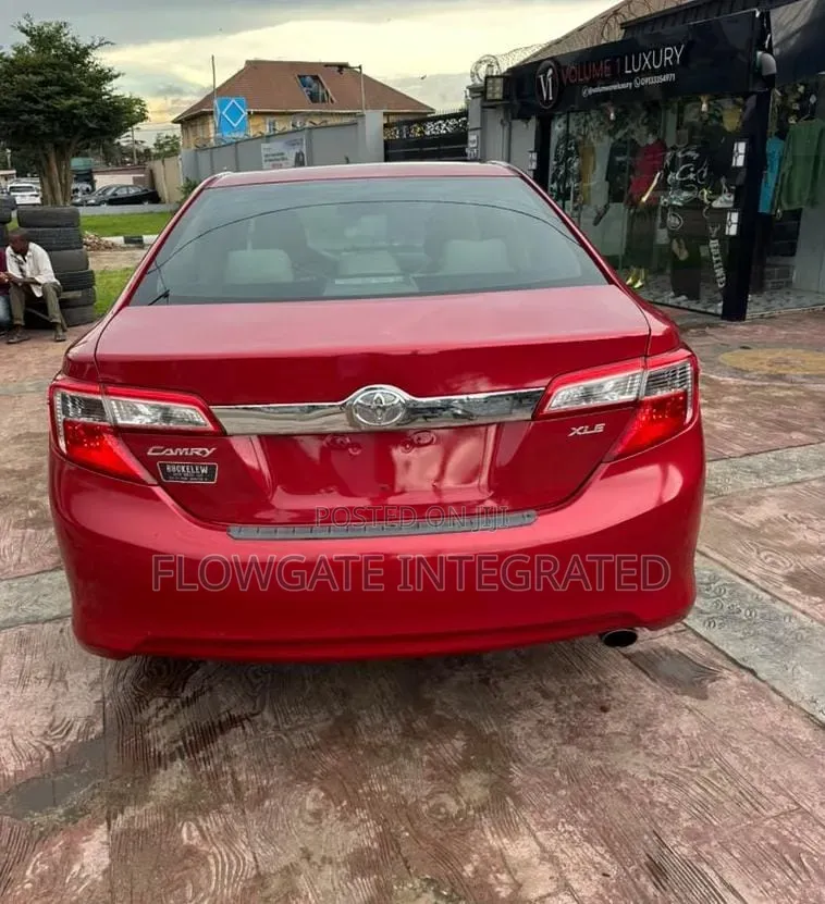 Toyota Camry XLE 4dr Sedan (2.5L 4cyl 6A) 2012 Red