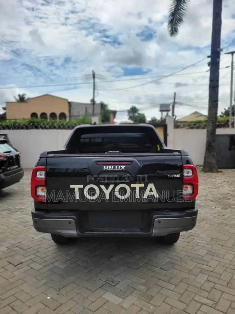 New Toyota Hilux 2024 Black