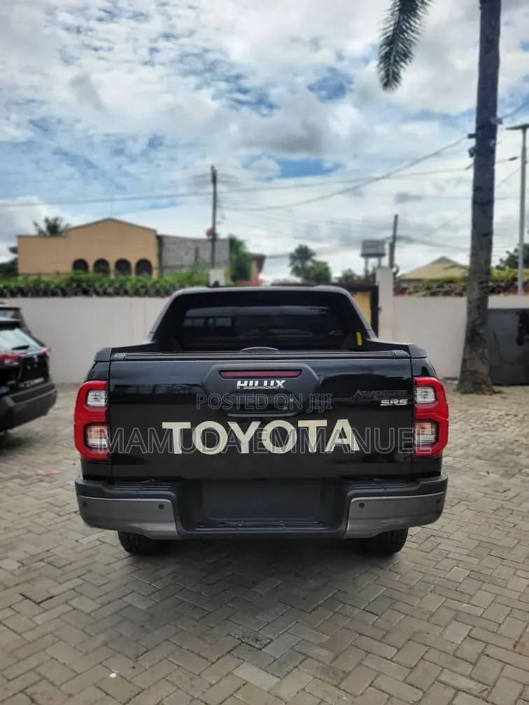 New Toyota Hilux 2024 Black