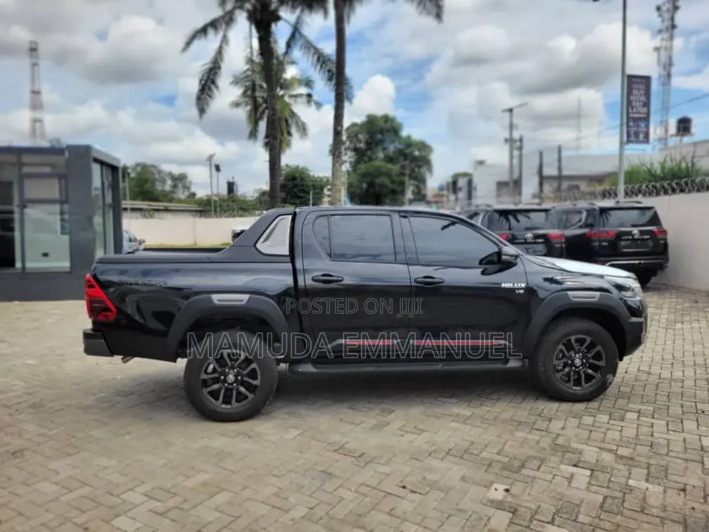 New Toyota Hilux 2024 Black