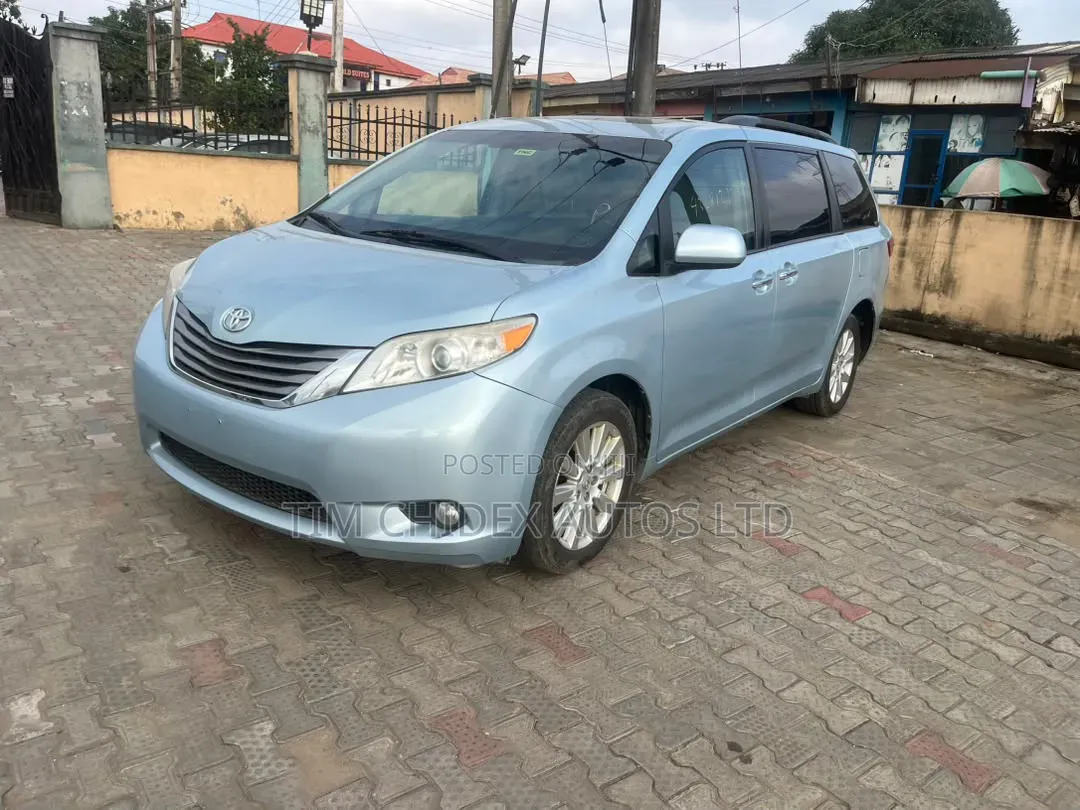 Toyota Sienna XLE 7-Passenger 4dr Minivan AWD (3.5L 6cyl 6A) 2015 Blue