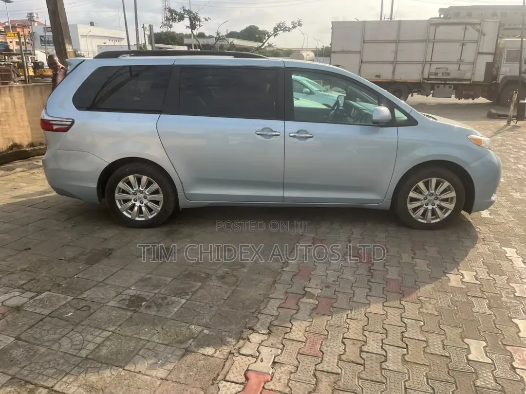 Toyota Sienna XLE 7-Passenger 4dr Minivan AWD (3.5L 6cyl 6A) 2015 Blue