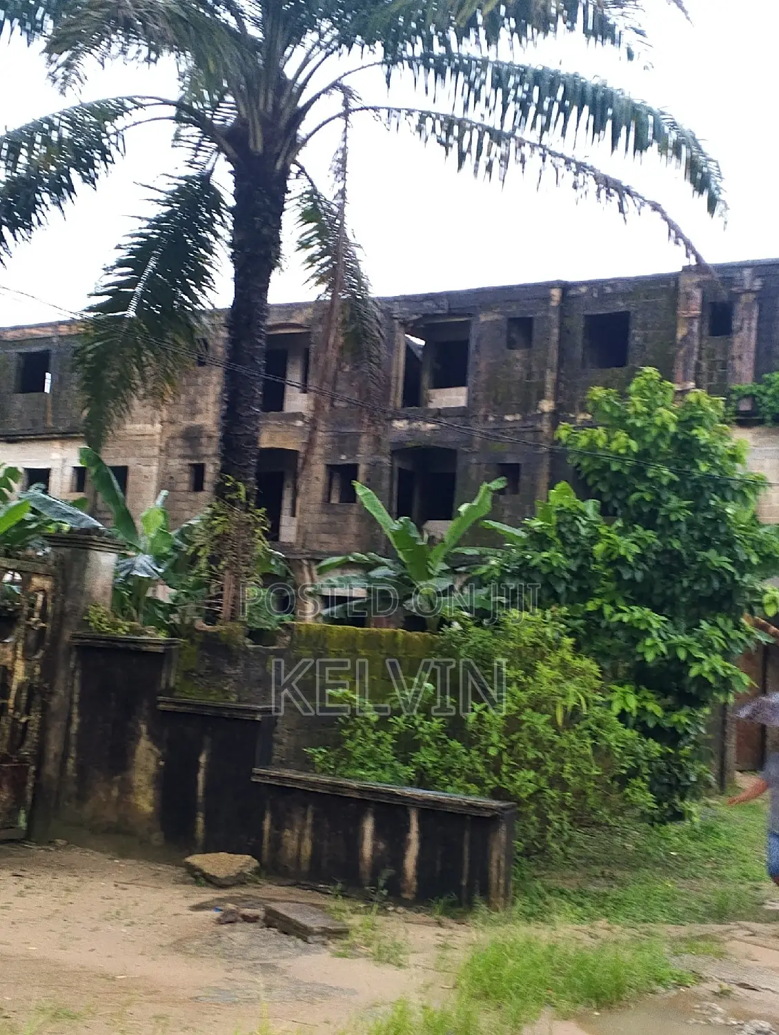 11bdrm House in Obiano Close, Aba South for sale