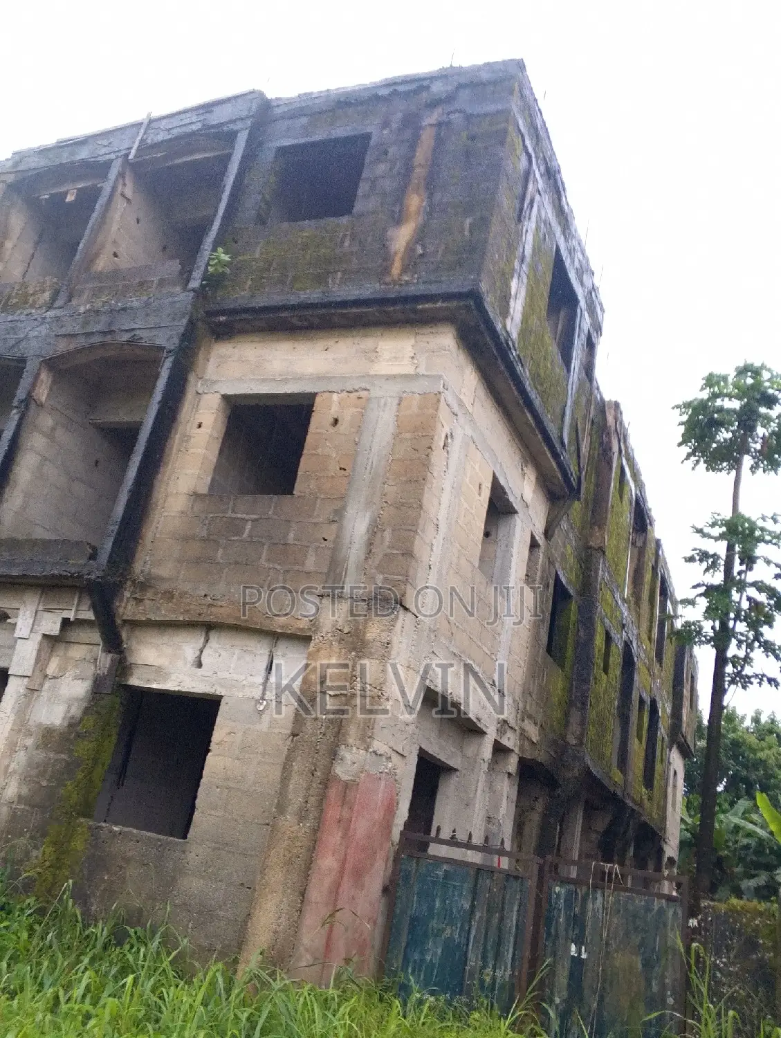 11bdrm House in Obiano Close, Aba South for sale
