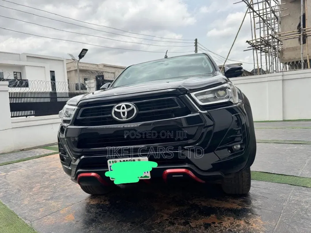 Toyota Hilux 2024 Black