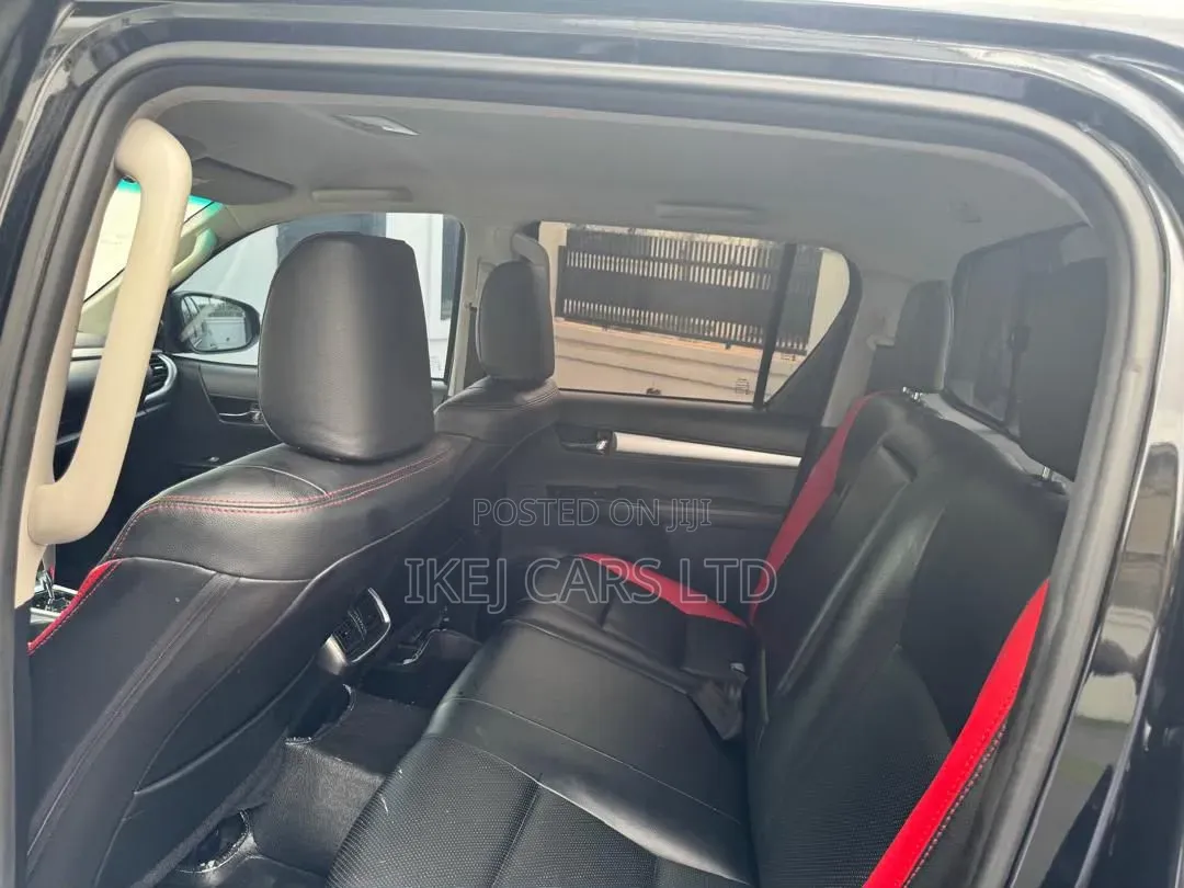 Toyota Hilux 2024 Black