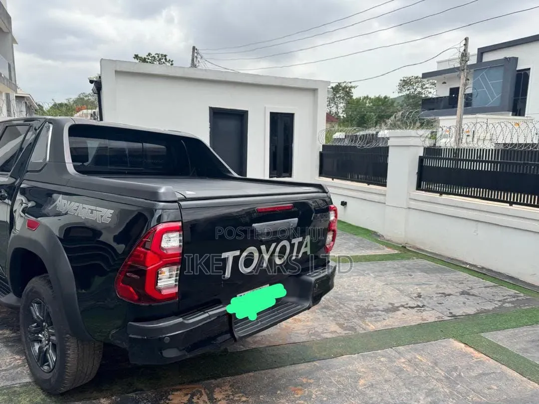 Toyota Hilux 2024 Black