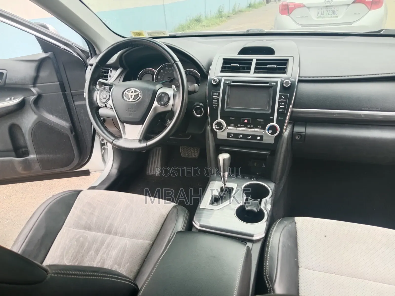 Toyota Camry XLE 4dr Sedan (2.5L 4cyl 6A) 2012 Silver