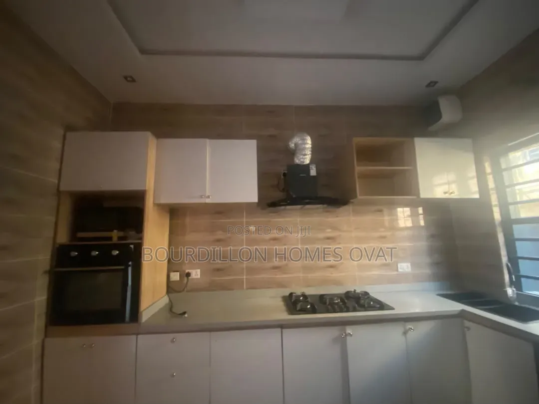 4bdrm Duplex in Lekki Conversation for rent