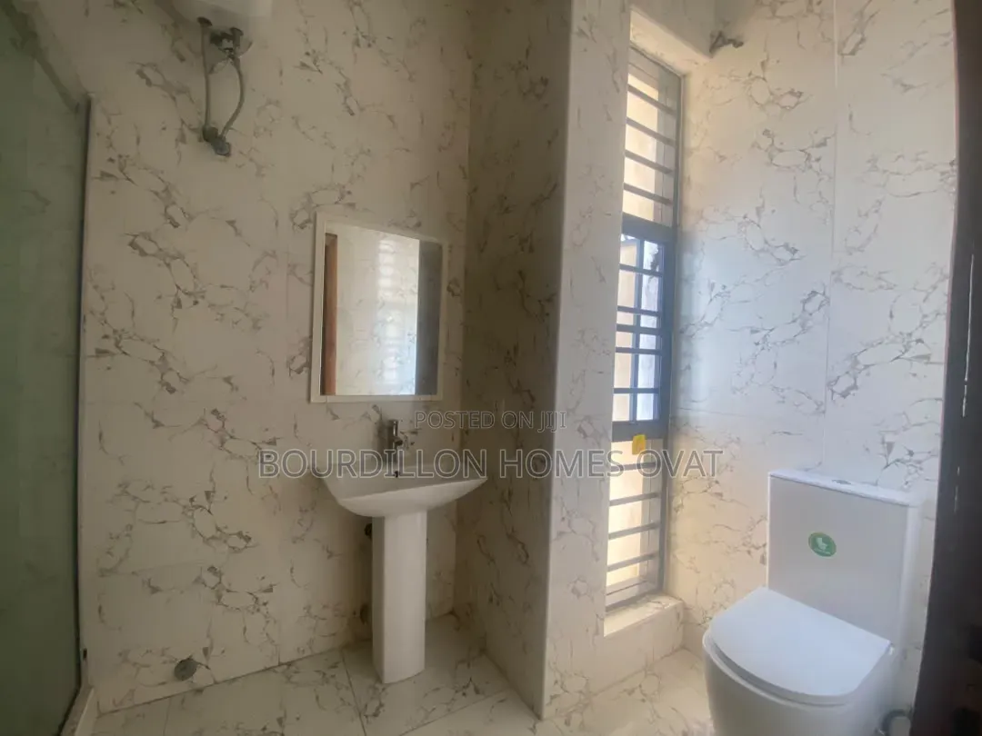 4bdrm Duplex in Lekki Conversation for rent
