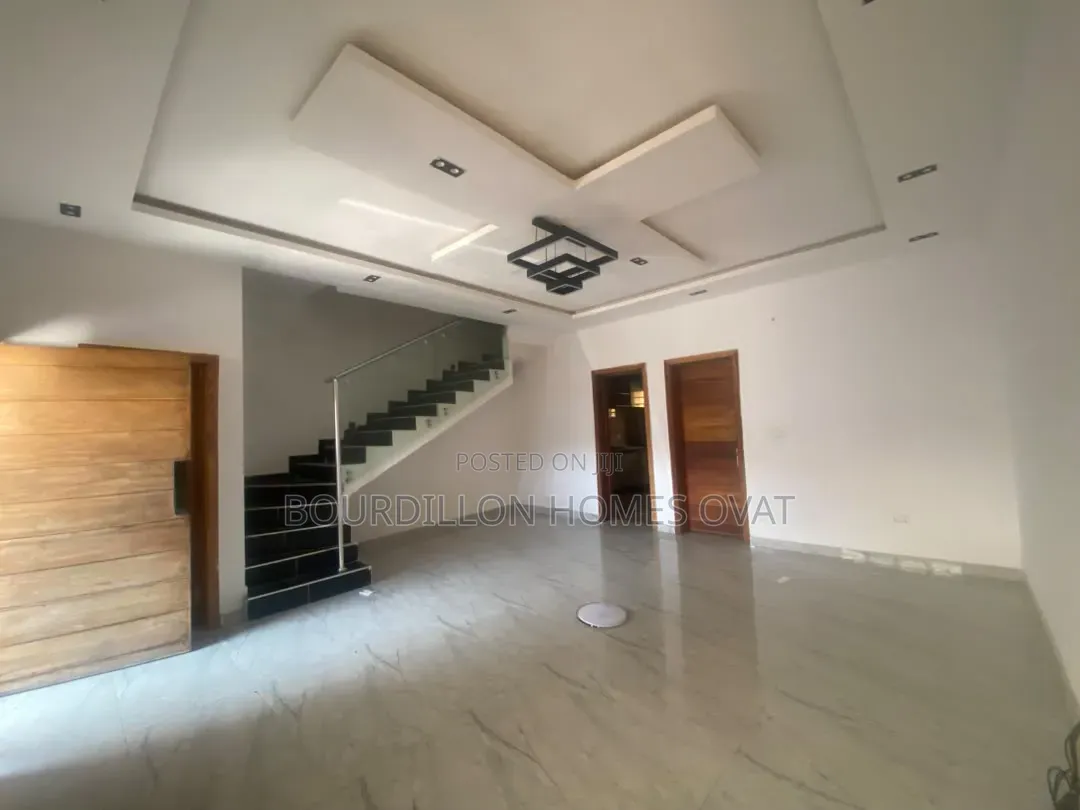 4bdrm Duplex in Lekki Conversation for rent