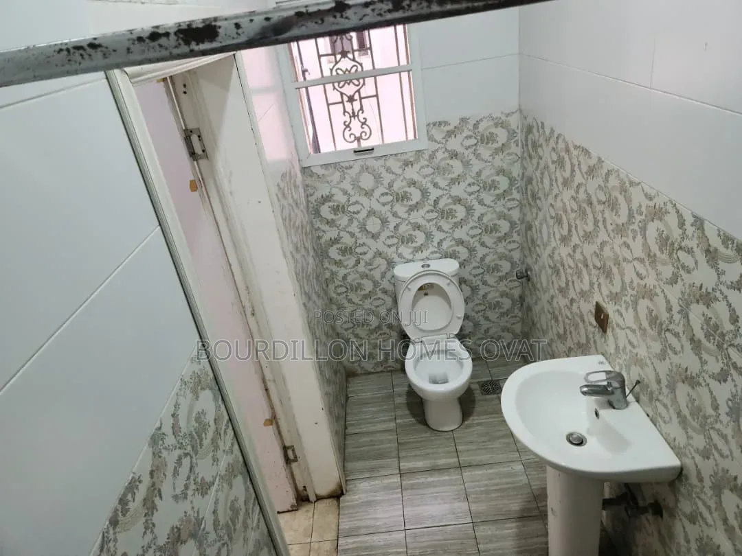 3bdrm Apartment in Lekki Conversation for rent