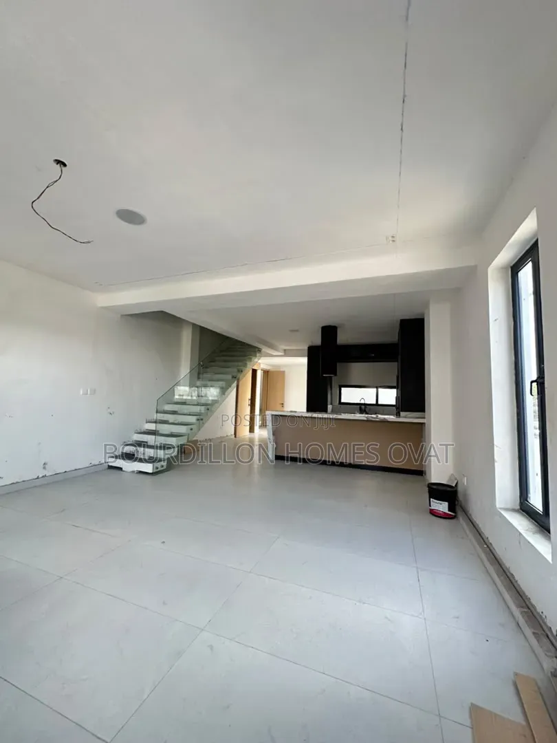 2bdrm Maisonette in Lekki Phase 1 for sale
